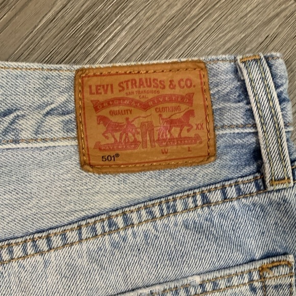 Levi’s 501 Light Wash Button Fly Distressed Cut Off Style Denim Shorts size 27 - Picture 7 of 11